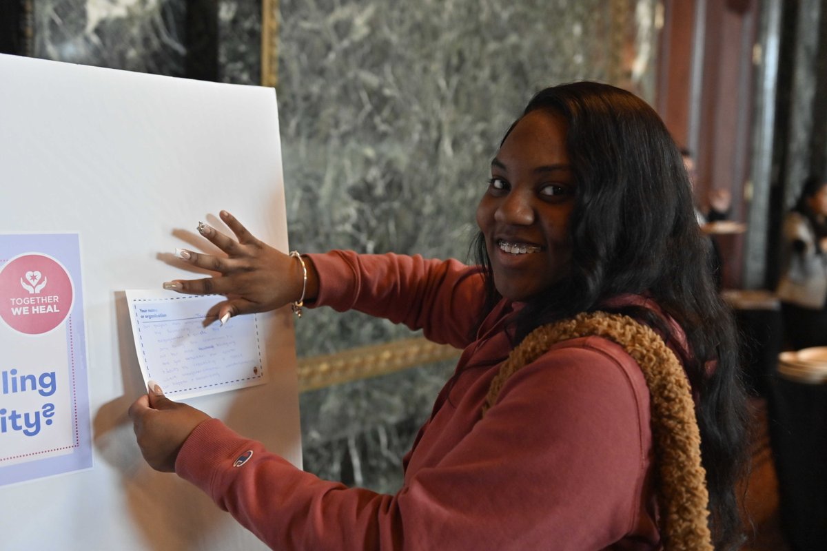 ChicagoDCASE's tweet photo. We’re honored to have recently hosted 100+ grantees at @ChiCulturCenter from our Together We Heal and Chicago Arts Recovery programs. They're using art to foster racial healing, reclaim the present and reimagine an equitable Chicago! #DCASEgrants
https://t.co/4uDmaHscNv https://t.co/BtHlKUEgov