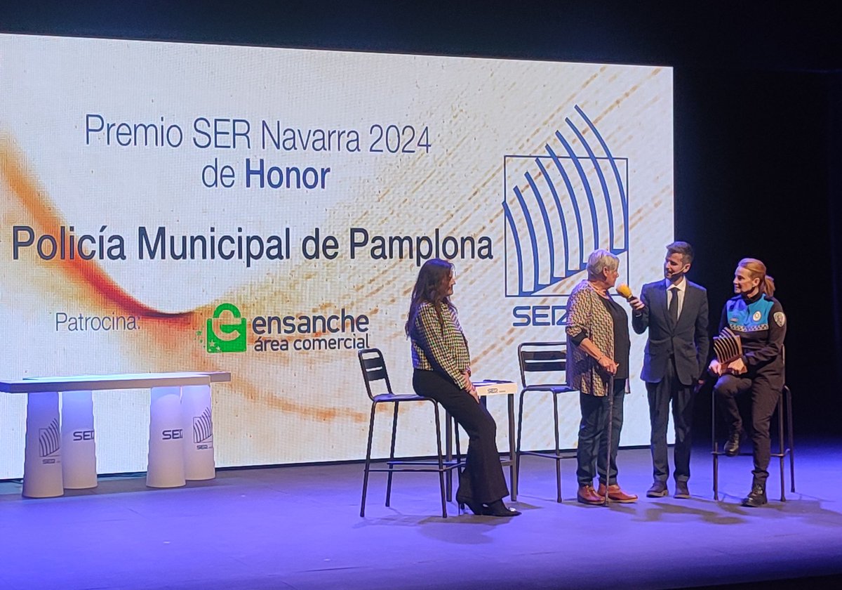 SERnavarra's tweet photo. @baluarte @joaquinete @IntiaSa @EROSKI @microBIOblog @CinfaSalud @Pamplona_ayto @cervezasambar @AspaceNavarra @LABORALkutxa 🏆Premio de Honor de Navarra

👏Policía Municipal de Pamplona en su 60 aniversario @PamplonaIrunaPM

📍Con el patrocinio de Ensanche Área Comercial @pamplonacentro https://t.co/8OW4UPsRmG