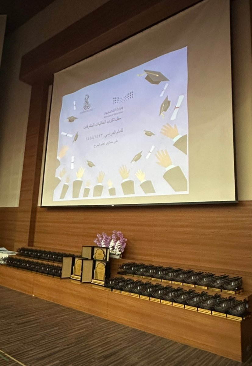 H_ALHARKAN's tweet photo. جائزةالأستاذ خالد الغانم للتفوق العلمي 
تكريم الطالبات المتفوقات في تعليم الخرج 
بناتنا فخورين فيكم فكونو عالين الهمّة ولا ترضون بغير القِمّة الأمر لم يكن سهلاً لكنكم وصلتو ونلتو وحققتو بارك الرحمن لكنّ وفيكنّ.تستحقون منا الشكر والتقدير وأن تُكتب فيكنّ القصائد وتهدى لكن الأشعار. https://t.co/bnfO6kHgA0