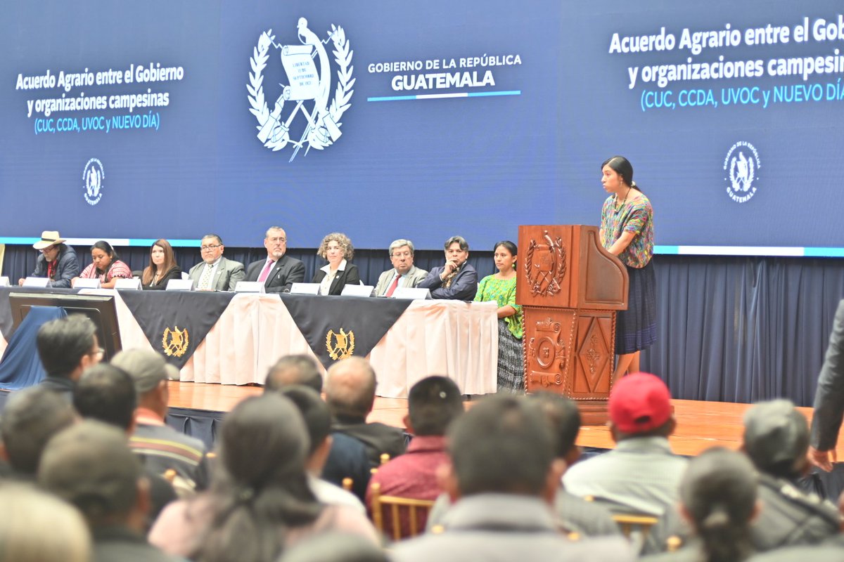 UVOCGUATE's tweet photo. Junto @GuatemalaGob la organización campesina #UVOC se encuentran en la presentación oficial de la firma del acuerdo agrario entre el gobierno y las organizaciones campesinas https://t.co/J3RhP51BvF