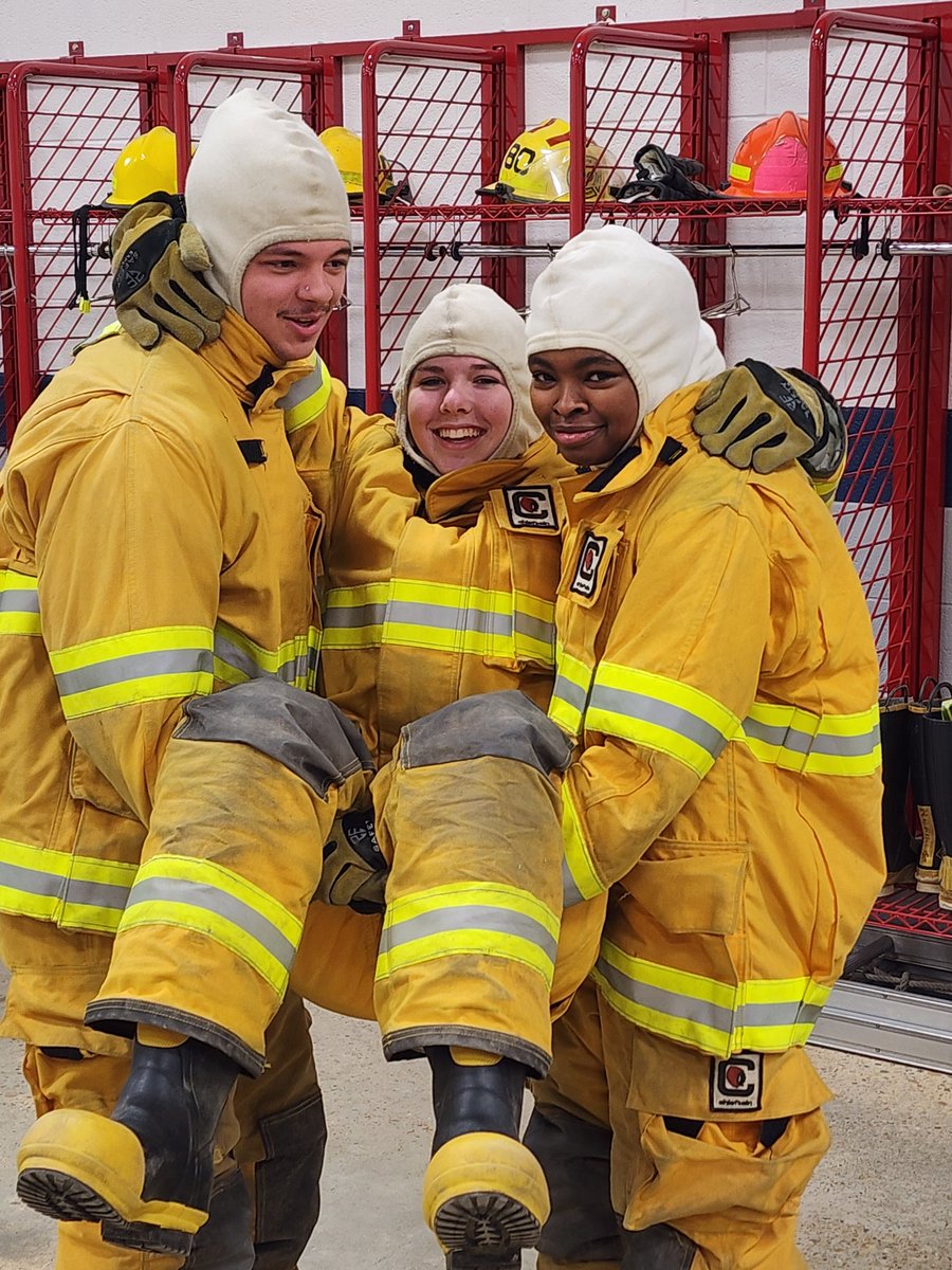 #FireScience cadets were reviewing and learning new evacuation carries, like the one man shoulder drag, two man extremity carry, and the two-handed seat. #WeAreNewHorizons #leadingboldly @NHREC_CTE_WL @NHREC_VA