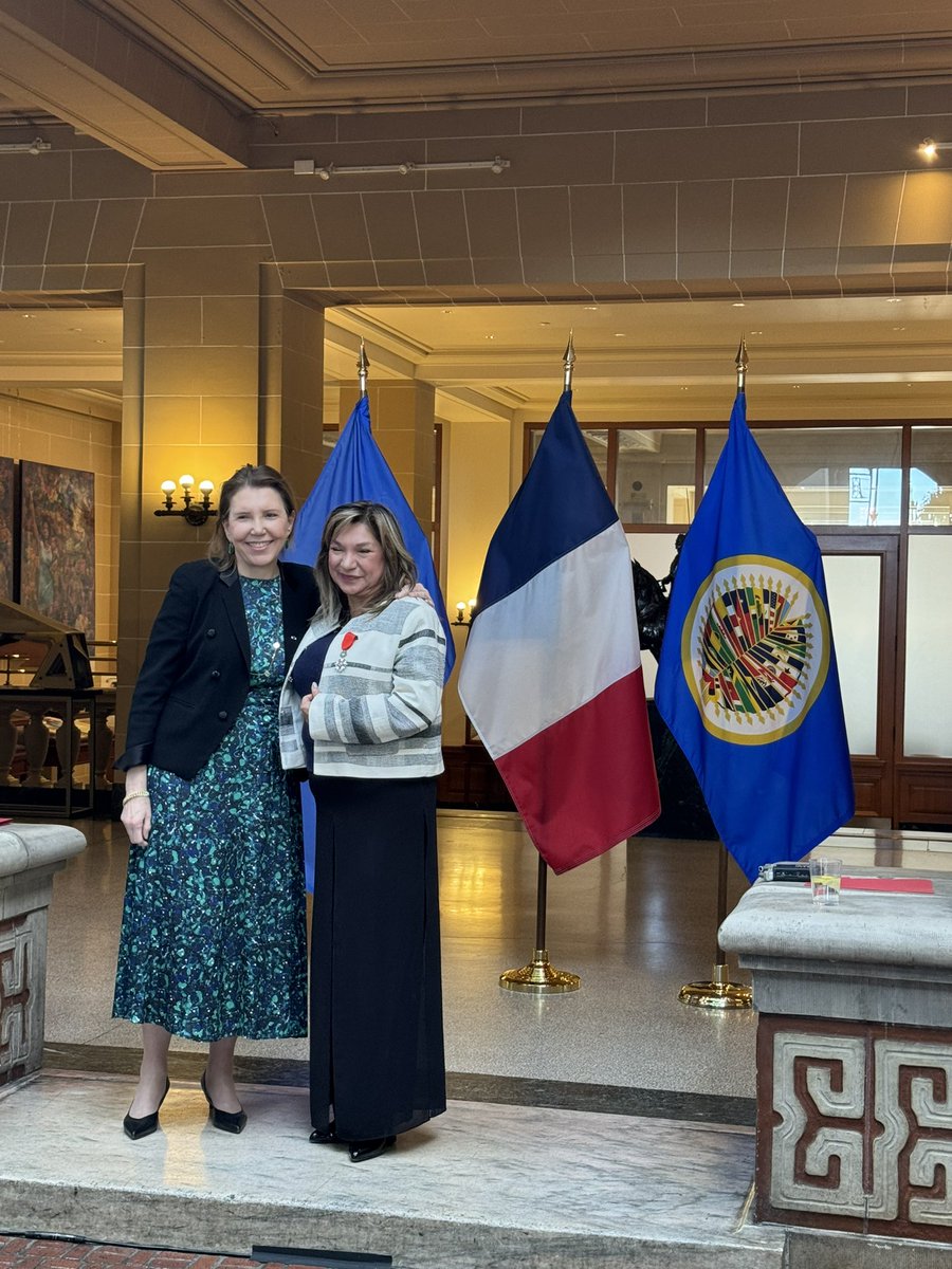 AzuaraAraceli's tweet photo. Un honor acompañar a mi querida amiga @AlejandraMoraM en la ceremonia de condecoración con la Insignia del Caballero de la Legión de Honor que la misión de Francia ante la OEA le otorgó. Merecido reconocimiento a una labor extraordinaria en la defensa de los derechos de la mujer. https://t.co/QLqQhT1M8z
