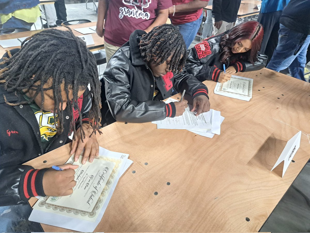 We are extremely proud of our Athletes for signing their LOI to play College ball in Soccer and Football! #NationalSigningDay #BRAHMANPRIDE #THEEAST @DarriusGarland <a href="/wendy_larraga/">wendy larraga</a> <a href="/Bigreek19/">kso</a> <a href="/HISDAthletics/">Houston ISD Athletics & UIL Academics</a> <a href="/FurrHS/">Furr High School</a>  <a href="/cisco_soccer/">Cisco Wranglers Soccer</a> @WestgateU_FB