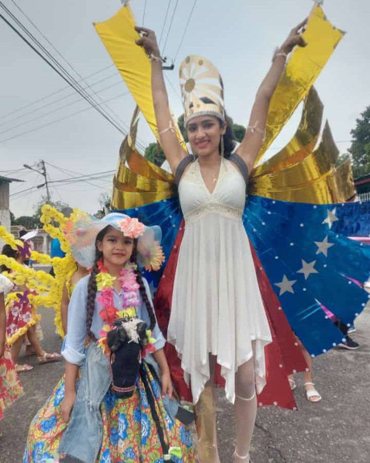 iLlego el Carnaval!

La alegría, la belleza y la majestuosidad de las fiestas carnestolendas, han invadido los planteles educativos del estado Yaracuy.

#7TEnUniónYEsfuerzo
<a href="/NicolasMaduro/">Nicolás Maduro</a> 
<a href="/_LaAvanzadora/">Yelitze Santaella</a> 
@MPPEDUCACION