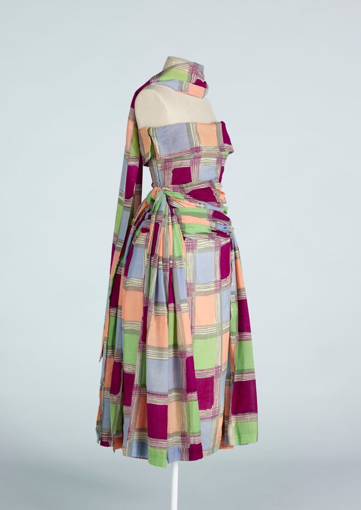 The post war drive to export British wool saw designs make their way around the world. The fine wool summer dress with matching stole & printed square motifs was designed by Elizabeth Henry & sent to New Zealand, featuring in the 1949 exhibition The Romance of Wool @Te_Papa