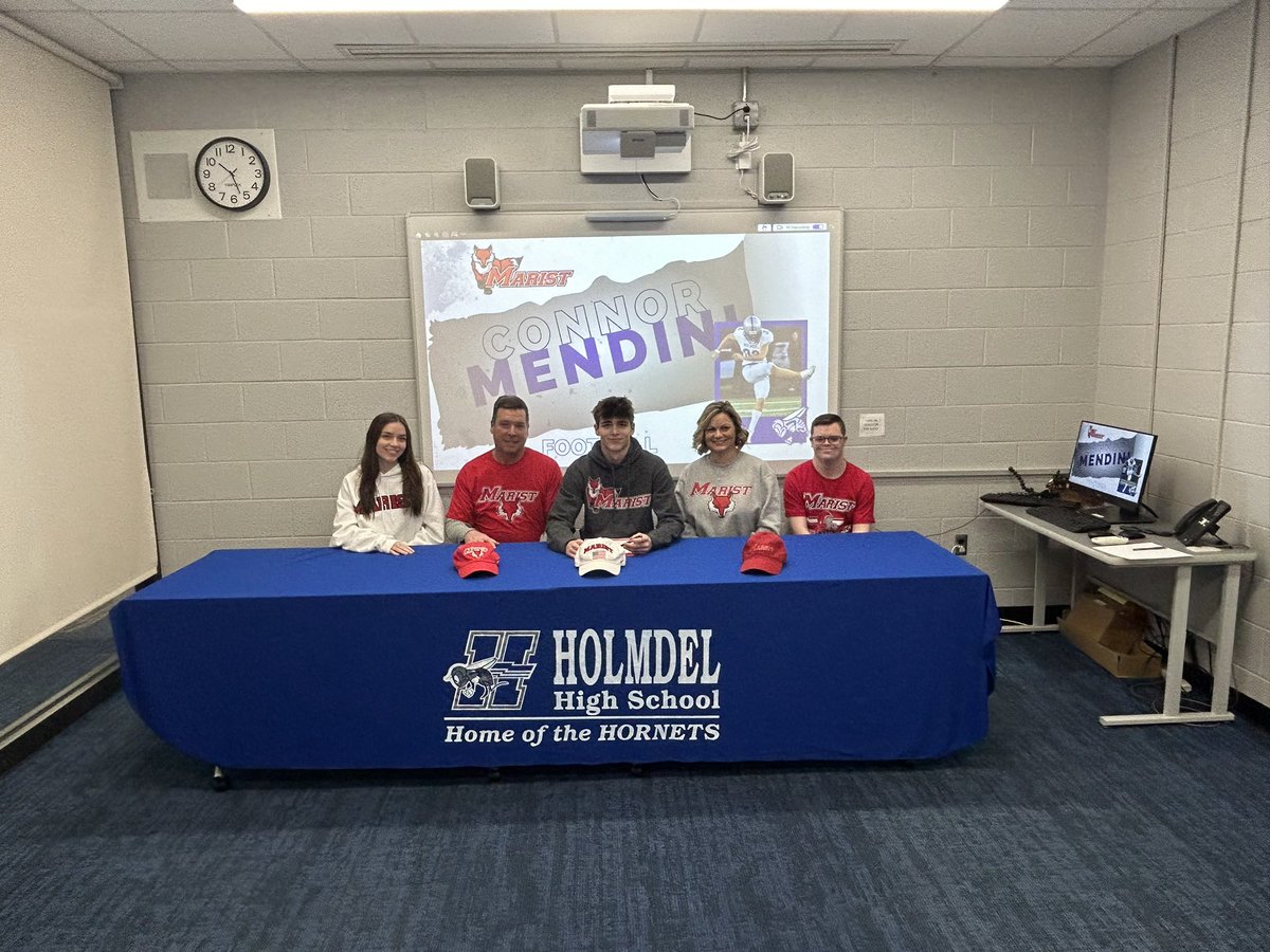 CMendini's tweet photo. Officially a Red Fox 🦊@CoachMWillis @FoxholeGuys25 @coachkevjohnson @MaristAthletics @HolmdelHornets @Holmdel_FB @OneOnOneNJNYPA @HKA_Tanalski https://t.co/rjZGLQp5YE