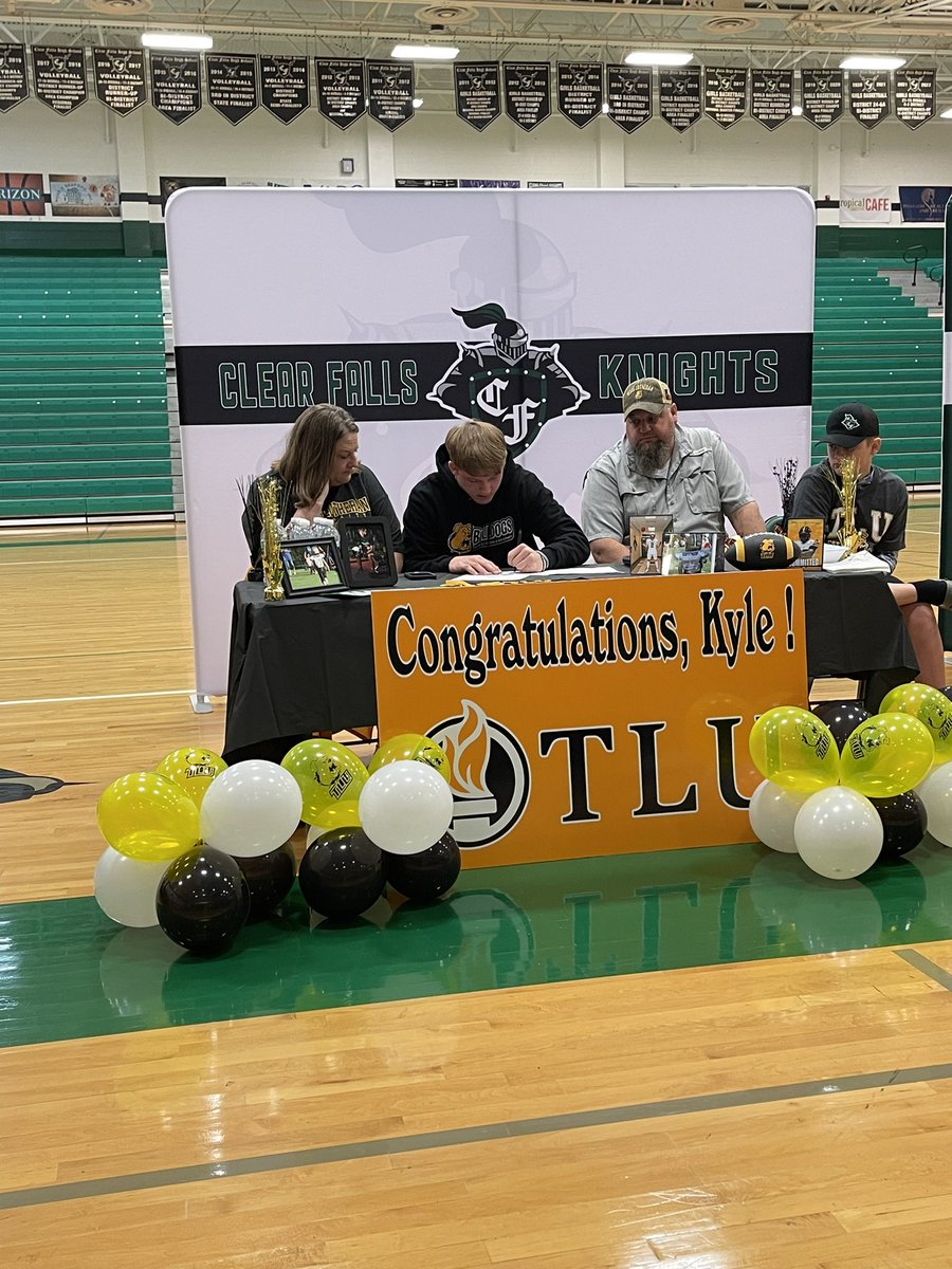 ClearFallsFB's tweet photo. Congratulations to @Jude_Edwards75 @hoffpauir_kyle @King_kell11 @MasonPaterson9 on signing their letters of intent to play college football today!  @recruit_FALLSFB https://t.co/w2FftX0jJV
