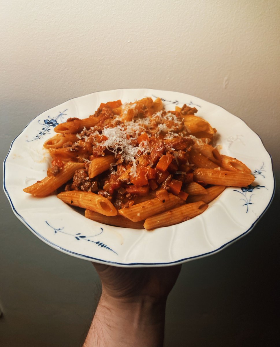 Bolognese is one of the most well known meals on the planet, and it’s much easier to make than you’d think! In this thread I’ll show you how to make bolognese the Italian way.