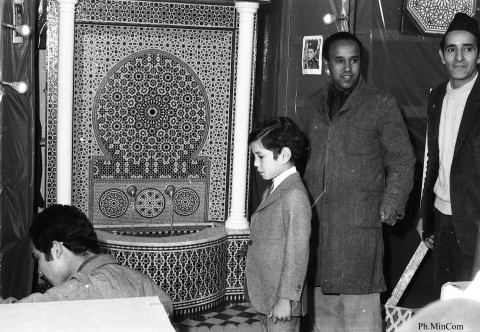 الصورة سنة 1971
هذا الطفل الذي يراقب خدمة المعلم الزلايجي تعرفونه جيدا.. الطفل كبر وصار ملكا.. والزلايجية لازالوا يحافظون على فنهم الملكي.. ملوك #المغرب والزليج يسببان تقرحات وبواسير لشي قوم هنا ولهيه..
الله يشافي..