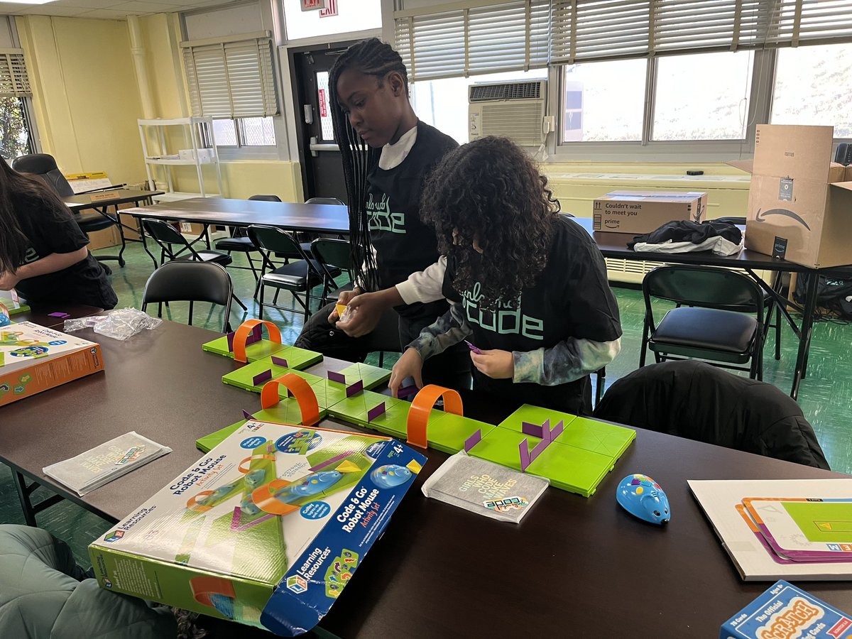 Thank you <a href="/GirlsWhoCode/">Girls Who Code</a> for all the swag! We had such a great time getting started we ran out of time for a group pic! Next week! <a href="/UniondaleUFSD/">UUFSD District</a> #Coding #girlswhocode #smithstreet @Hpeachtree