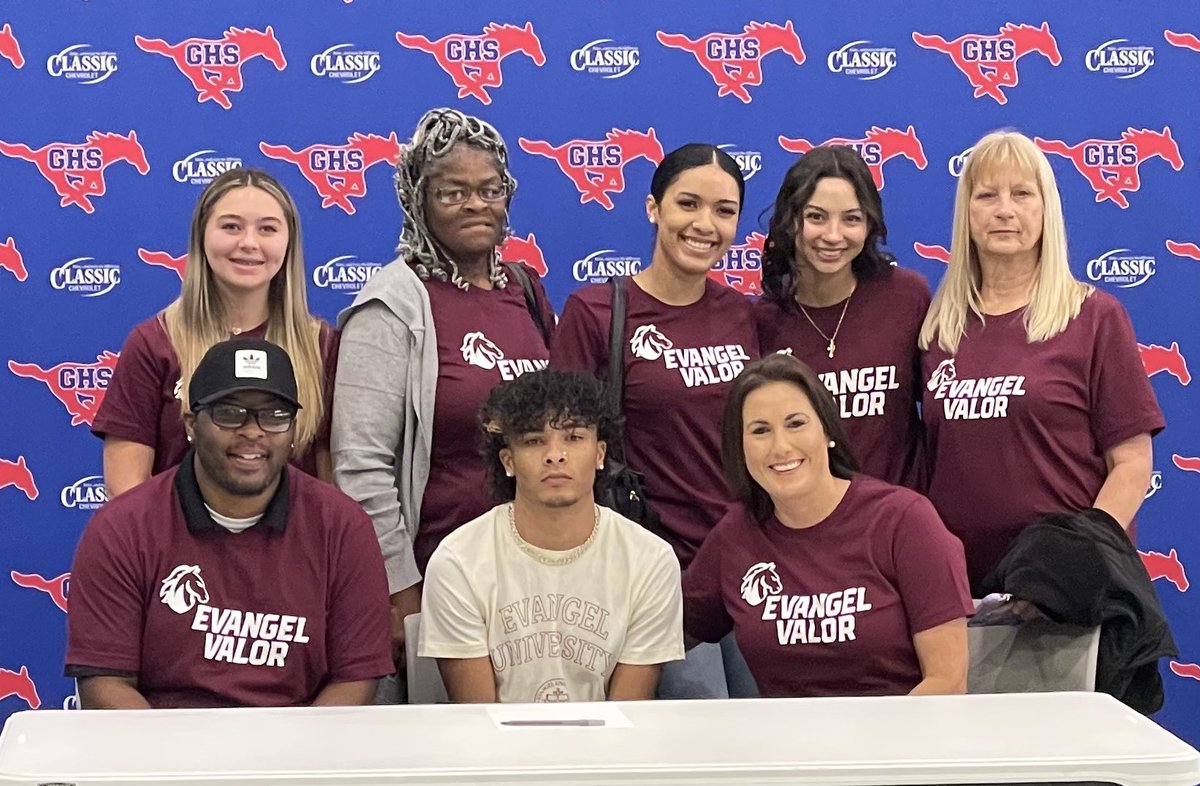 GHSFBBooster's tweet photo. Congratulations Bryson! So glad you finished your high school career as a Mustang‼️#MustangForever
#NSD24 | @GHSMustangsFB | #Mudita
@Evangel_FB | @CoachHepola | #CodeMaroon https://t.co/kQLse1pF6S