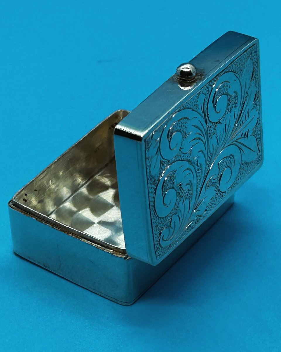 HTNantiques's tweet image. Good evening to all at the #vintageshowandsell - a gorgeous new addition! #solidsilver #pillbox or #snuffbox in IMMACULATE condition! A huge variety of #antique #vintage and #retro #silver #ceramic #glass and more! 

happinessnostalgia.etsy.com

#MHHSBD #antiques