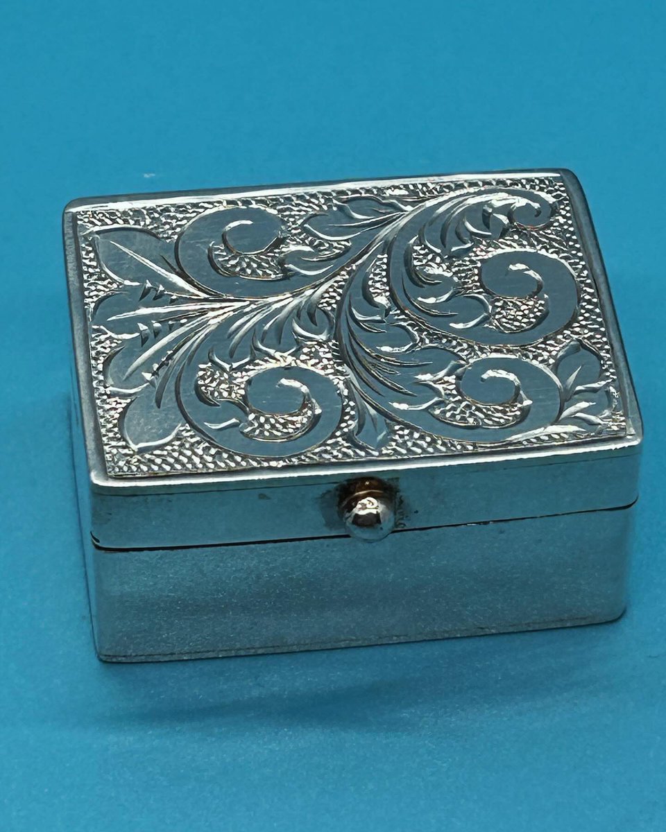 HTNantiques's tweet image. Good evening to all at the #vintageshowandsell - a gorgeous new addition! #solidsilver #pillbox or #snuffbox in IMMACULATE condition! A huge variety of #antique #vintage and #retro #silver #ceramic #glass and more! 

happinessnostalgia.etsy.com

#MHHSBD #antiques