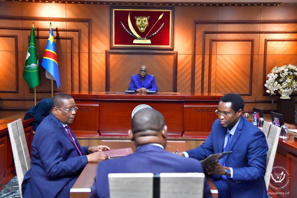 #RDC 07.02.2024 | #Tchad
Ce mercredi, le Chef de l'État Félix Tshisekedi, facilitateur <a href="/CEEAC_ECCAS/">CEEAC_ECCAS</a> de la transition tchadienne, a présidé la signature d'un compromis politique entre le gouvernement tchadien représenté par @AKoulamalah et l’opposant Mahamat Ahmat Lazina.