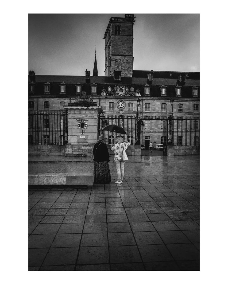 igersdijon's tweet photo. Journée pluvieuse à #Dijon 🌧️ Mais cela ne nous empêche pas de profiter de nos jolies #places ! ☔

~~~~
Merci à @reportage_a_limage pour cette très belle capture 😍💯
~~~~

Bon milieu de semaine! ☺️ https://t.co/mNKf4nkNwR
