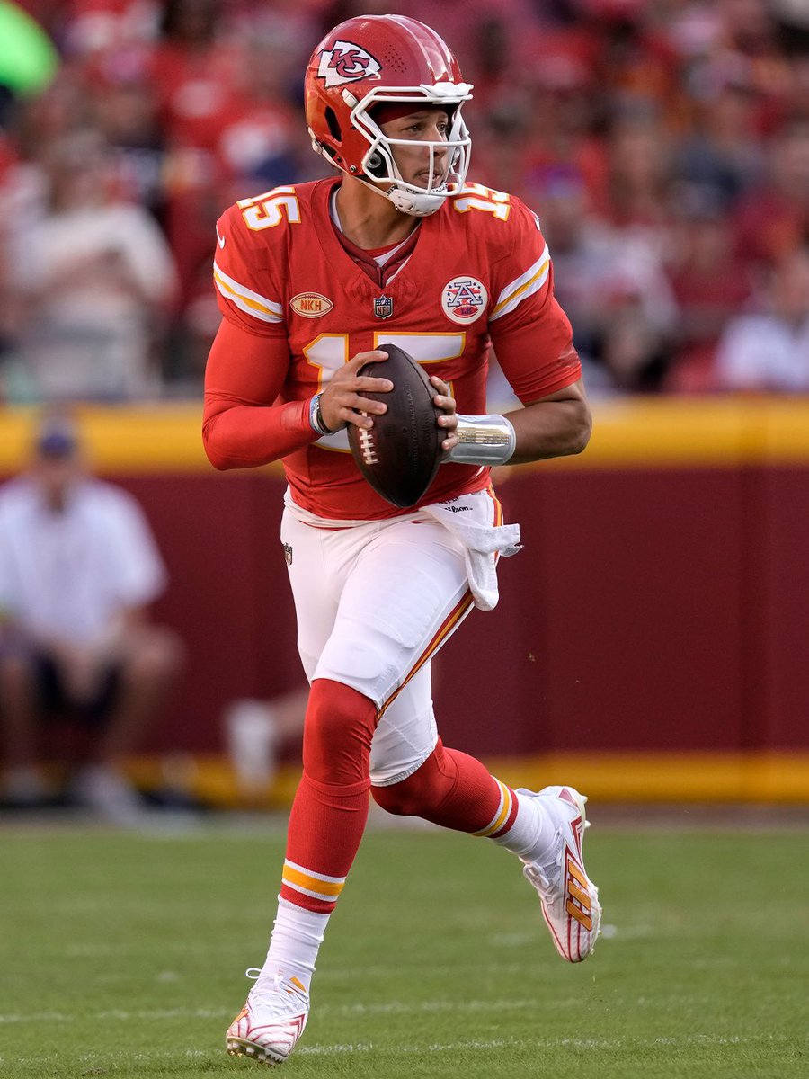 BernardoPicks's tweet photo. Se acerca el #SuperBowl  y vamos a regalar una jersey de Patrick Mahomes #ChiefsKingdom 

Para participar por la rifa de la jersey tienes que hacer lo siguiente: 
-Dar like 🫶, RT y seguirme en X 
-Comentar #BernardoPicks y etiquetar a 2 personas en esta publicación 
-El ganador lo anunciaremos mañana Jueves después de las 3:00 PM para hacer el envío inmediatamente y puedas tener tu jersey de Mahomes para el Super Bowl #SuperBowl 
-La Jersey es nueva y es talla L de adulto 

¡Éxito a todos! 🏈

*No tomaré en cuenta multicuentas o más de 1 participación*

*Tienes hasta mañana a las 3 PM para participar 

*Si tu cuenta está privada no contará tu participación*