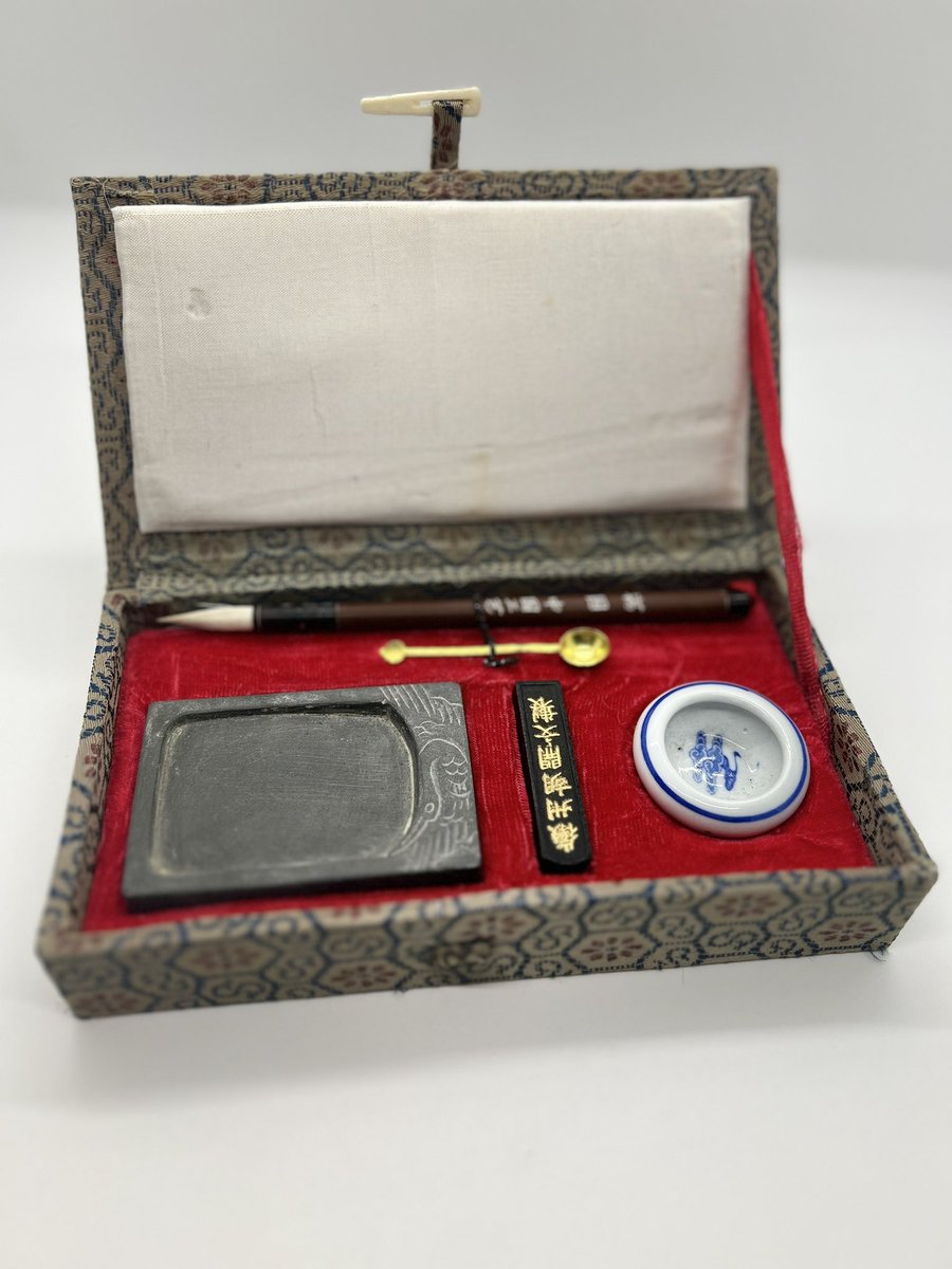 HTNantiques's tweet photo. Good evening to all at the #vintageshowandsell - another new addition! #vintage #chinese #calligraphy #calligraphyset - a huge variety of #antique #vintage and #retro #silver #ceramic #glass and more!
https://t.co/uqW6etRPXz
#MHHSBD #antiques https://t.co/doeOmeByA6