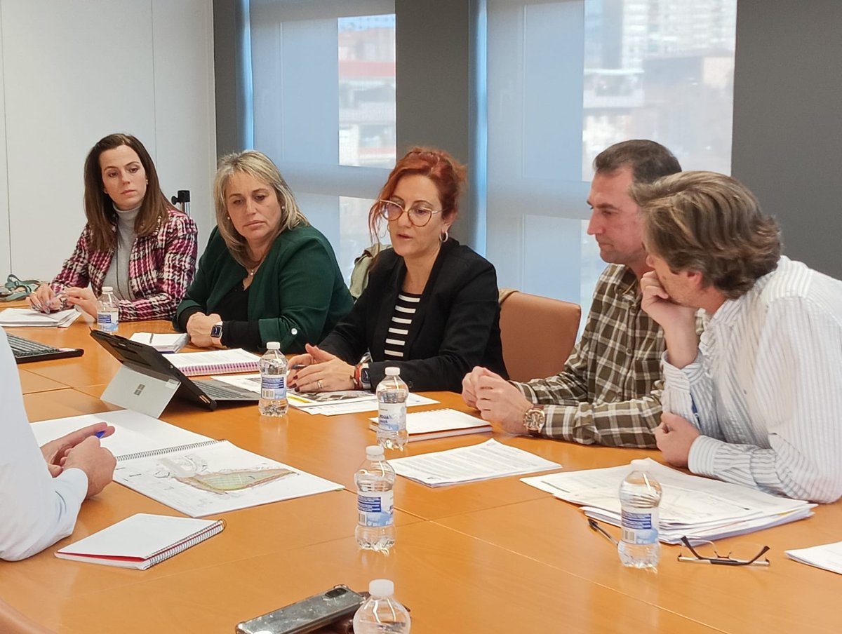 antonioayllon59's tweet photo. Analizamos y revisamos distintos apartados del proyecto de Ampliación del Metropolitano de #Churriana a #Gabia con su Alcaldesa @MeriSadaba y equipo de la Delegación de Granada y @aopandalucia de @FomentoAND https://t.co/cekA95W1dI