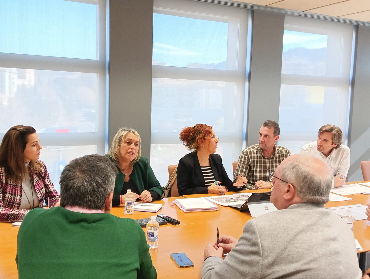antonioayllon59's tweet photo. Analizamos y revisamos distintos apartados del proyecto de Ampliación del Metropolitano de #Churriana a #Gabia con su Alcaldesa @MeriSadaba y equipo de la Delegación de Granada y @aopandalucia de @FomentoAND https://t.co/cekA95W1dI