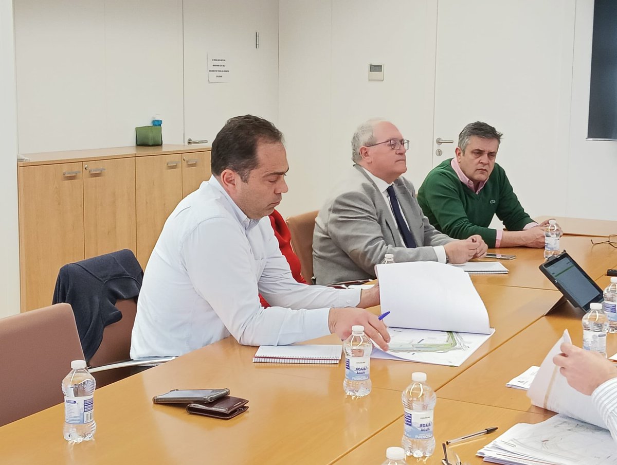 antonioayllon59's tweet photo. Analizamos y revisamos distintos apartados del proyecto de Ampliación del Metropolitano de #Churriana a #Gabia con su Alcaldesa @MeriSadaba y equipo de la Delegación de Granada y @aopandalucia de @FomentoAND https://t.co/cekA95W1dI