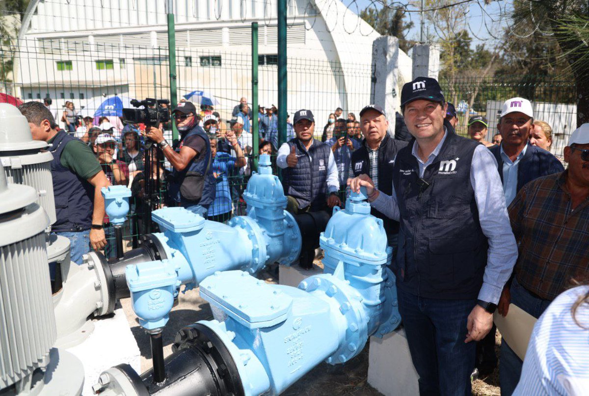 AlfonsoMtz_Mx's tweet photo. ¡Nos preparamos para la temporada de estiaje! 🚰

💧 Con el banderazo al programa de abastecimiento de agua con el envío de 30 pipas que ayudarán a brindar servicio emergente a la ciudadanía. 
#MoreliaBrilla ✨ https://t.co/bZZWUmJEdU