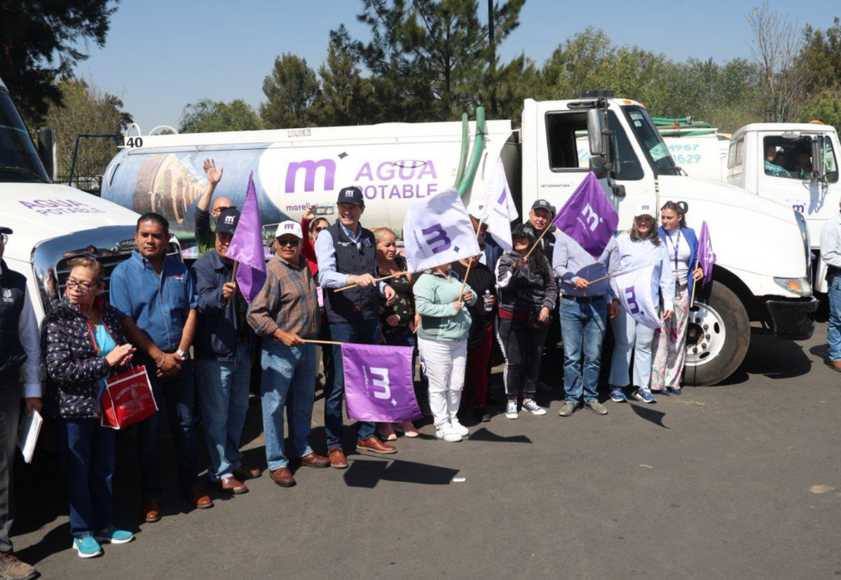 AlfonsoMtz_Mx's tweet photo. ¡Nos preparamos para la temporada de estiaje! 🚰

💧 Con el banderazo al programa de abastecimiento de agua con el envío de 30 pipas que ayudarán a brindar servicio emergente a la ciudadanía. 
#MoreliaBrilla ✨ https://t.co/bZZWUmJEdU