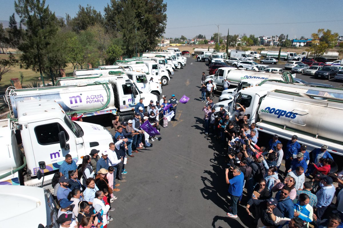 AlfonsoMtz_Mx's tweet photo. ¡Nos preparamos para la temporada de estiaje! 🚰

💧 Con el banderazo al programa de abastecimiento de agua con el envío de 30 pipas que ayudarán a brindar servicio emergente a la ciudadanía. 
#MoreliaBrilla ✨ https://t.co/bZZWUmJEdU
