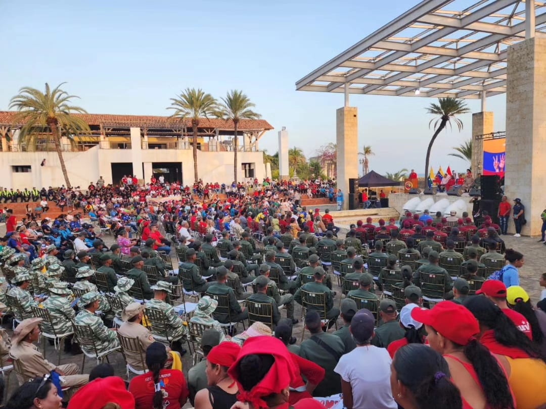 venezuelaazul10's tweet photo. ¡25 años de la mano del pueblo!
El patio de honor de la REDIMAIN fue el escenario de la celebración de los 25 aniversario de la Revolución Bolivariana. Todo un despliegue repleto de alegría, amor y gran sentimiento patriótico por parte del PSUV, el pueblo margariteño y la FANB. https://t.co/Gh1b25hJBj