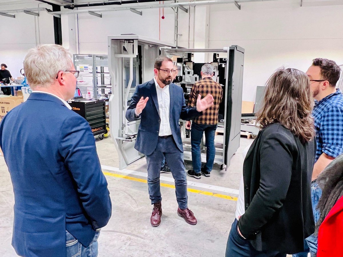 phh_Henry's tweet photo. Il y a quelques jours, visite inspirante chez #Lasea, entreprise liégeoise spécialisée dans le micro-usinage laser. Confiant de voir comment des entreprises wallonnes peuvent impacter positivement la transition écologique grâce à leur capacité en technologie de pointe ! https://t.co/xX8iQHnd1x