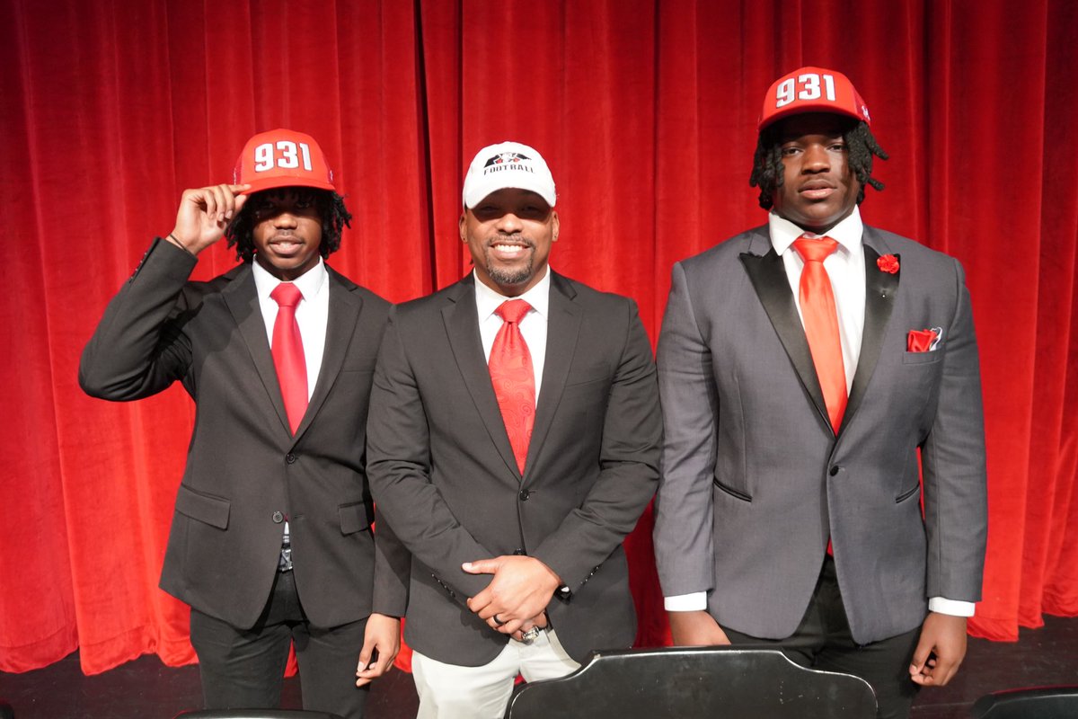 CoachJordan83's tweet photo. National Signing Day Celebration! So proud of our guys! #BeGreat #Lynx https://t.co/9PiIEcnWRn