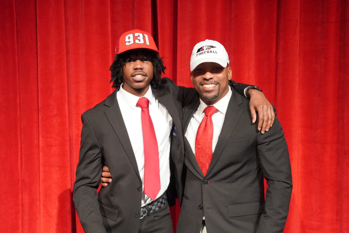 CoachJordan83's tweet photo. National Signing Day Celebration! So proud of our guys! #BeGreat #Lynx https://t.co/9PiIEcnWRn