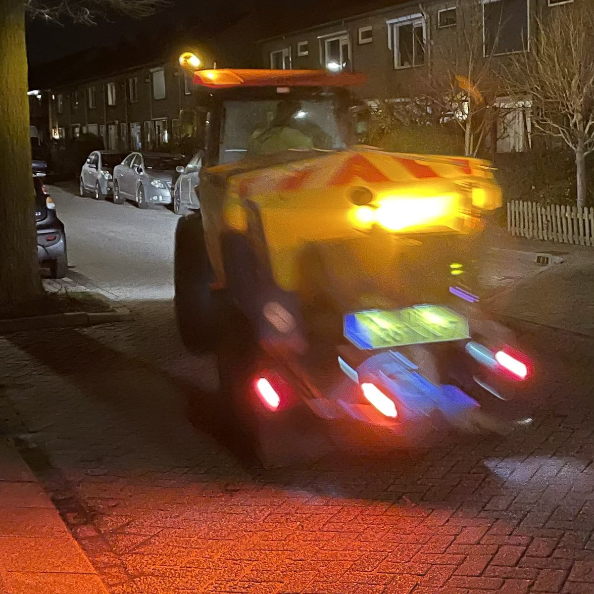 Waarom strooit #gemeente #Bodegraven #Reeuwijk  nu #zout?Vannacht wordt het niet kouder dan 3 graden en pas morgenochtend komt er weer neerslag. #bezuinigen doet deze #armlastig gemeente op alles. Maar hun eigen gedrag en handelen vergeten ze iedere keer. Daar ligt de oplossing!