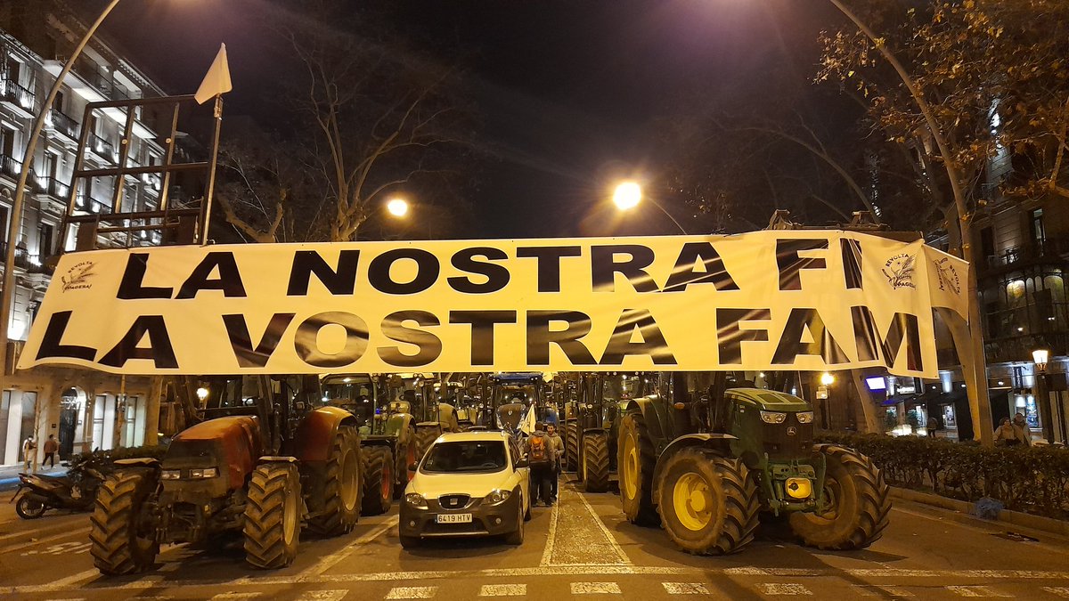 En suport a les reivindicacions dels pagesos i pageses del país, .... a ciutat, demà i cada dia, a comprar productes de proximitat i de temporada, productes de la terra!

#LaPagesiaDiuProu7F
#LaPagesiaDiuProu
🚜🚜🚜
#ViscaLaTerraLliure

#niunapagesamenys 
#SobiraniaAlimentària