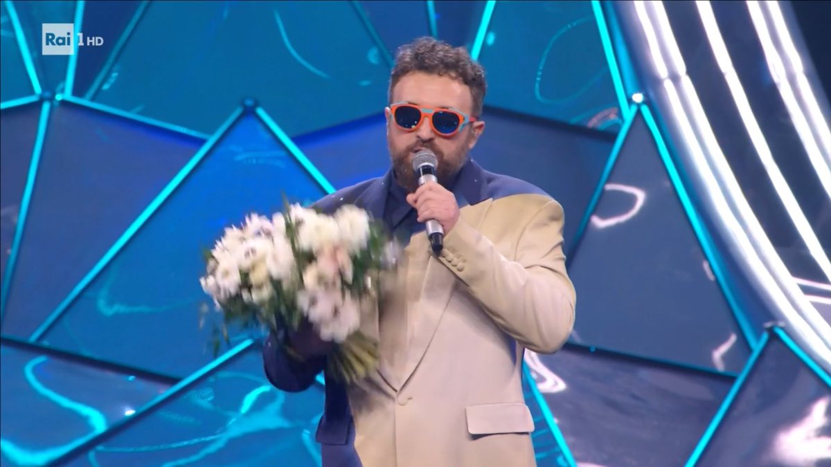 fineelinexwalls's tweet photo. “c’è una guerra di cuscini 
ma cuscini un po’ pesanti 
se la guerra è dei bambini 
la colpa è di tutti quanti” ❤️
#sanremo2024 #sanremo24 https://t.co/9oYJTbt390