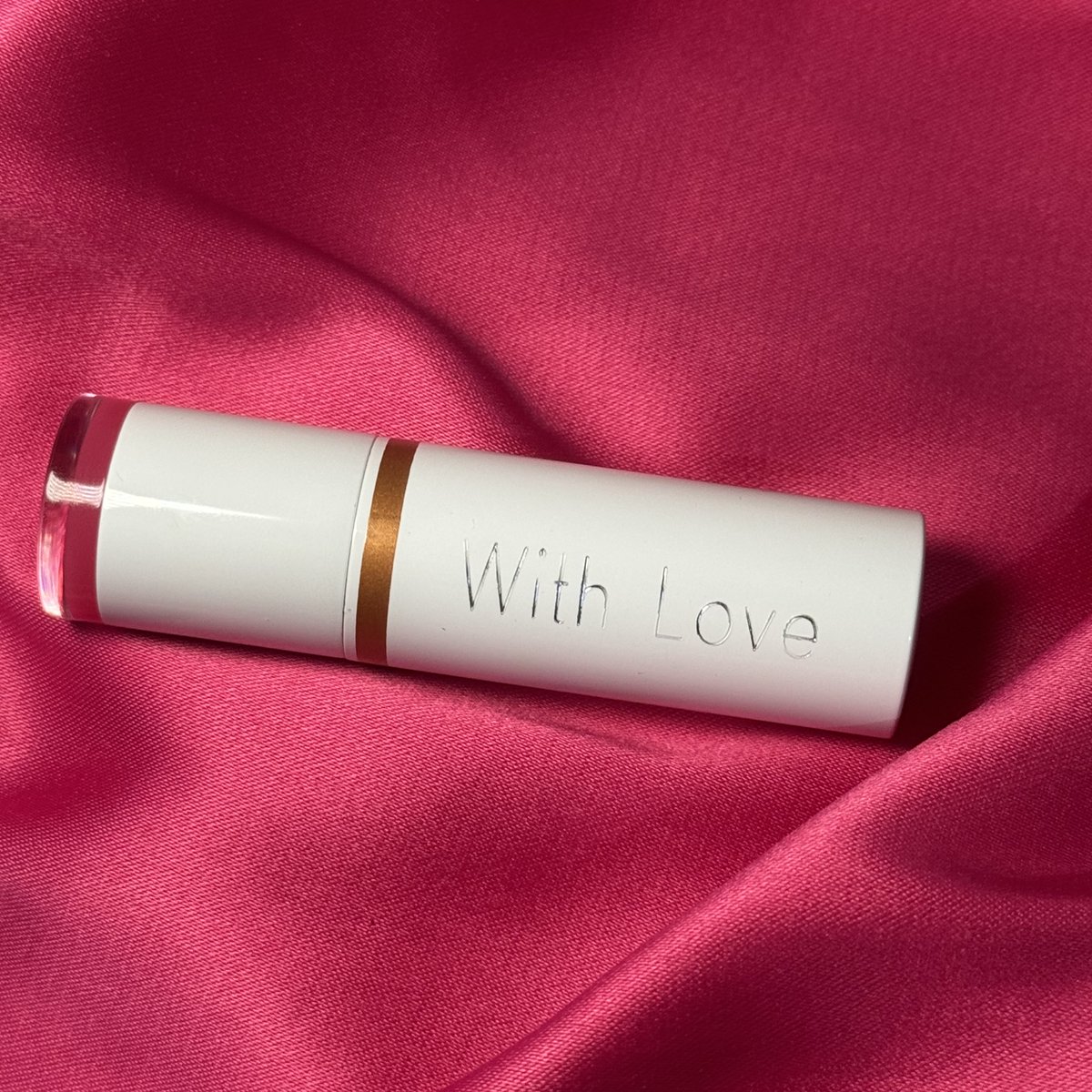 SheSpokeMakeup's tweet photo. We used to send candy hearts, now we send Love Notes. 

#CustomLipstick #ValentinesGift https://t.co/DHGdPdIjhF