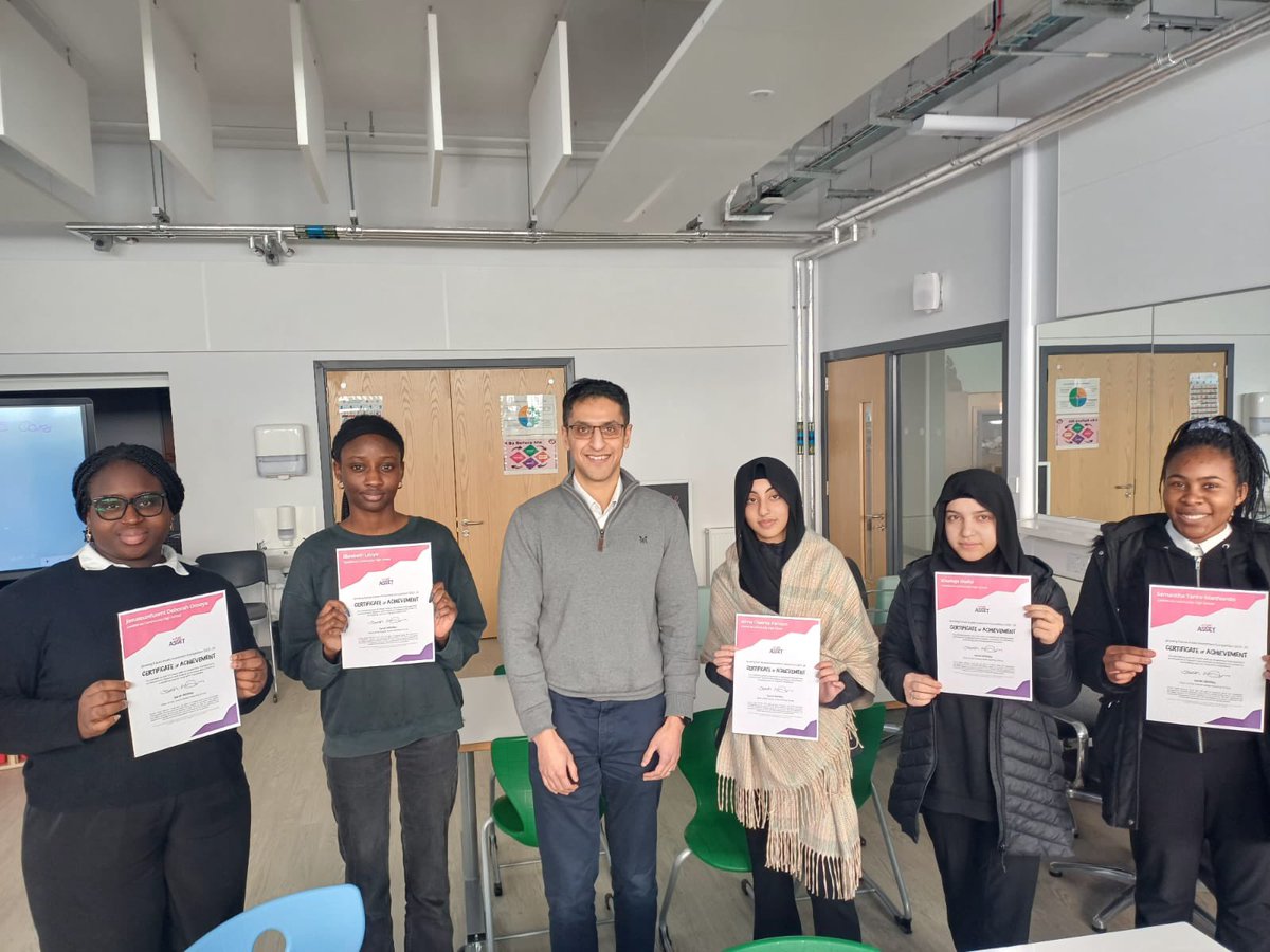 Absolutely amazing to see some of our Castlebrae Young People receive certificates from their coach for their contribution in the Growing Future Assets Competition 👏👏👏 #GFAC #Inspiring #InvestmentManagement #TEAM