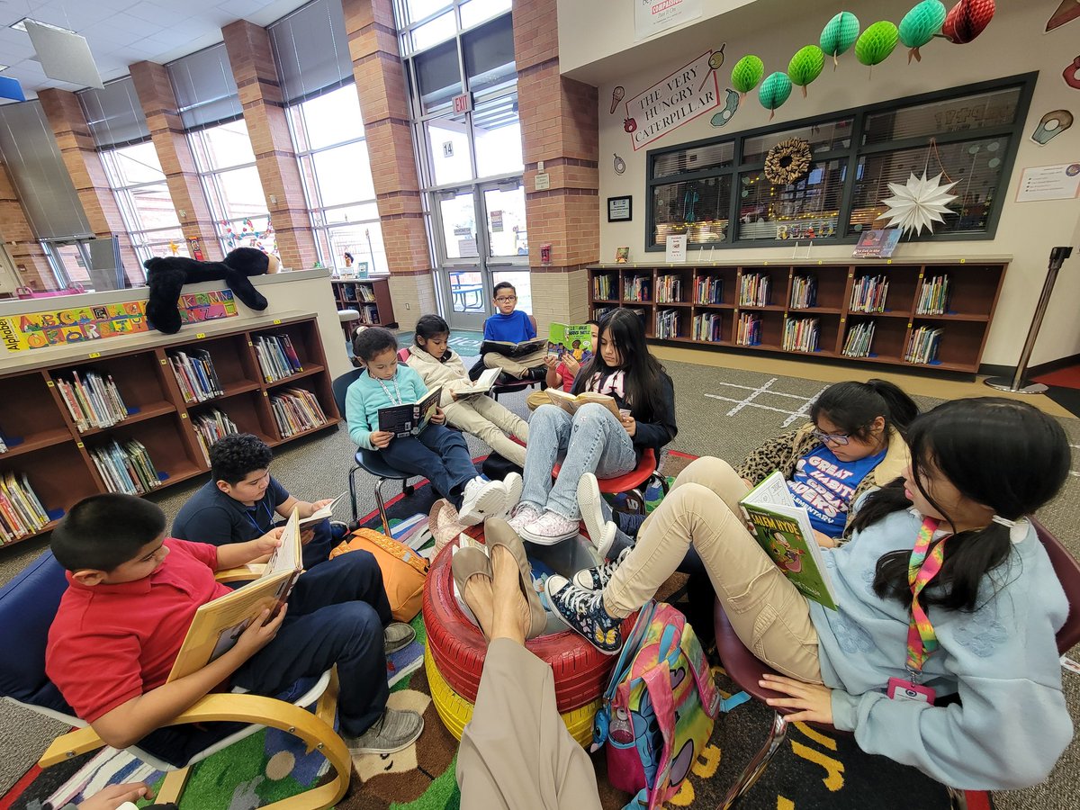 Closing the day reading with a group 3rd grades! @Horn_Dream_Big @Alief_Libraries @AliefISD #read4fun #Readeverywhere #showdonttell