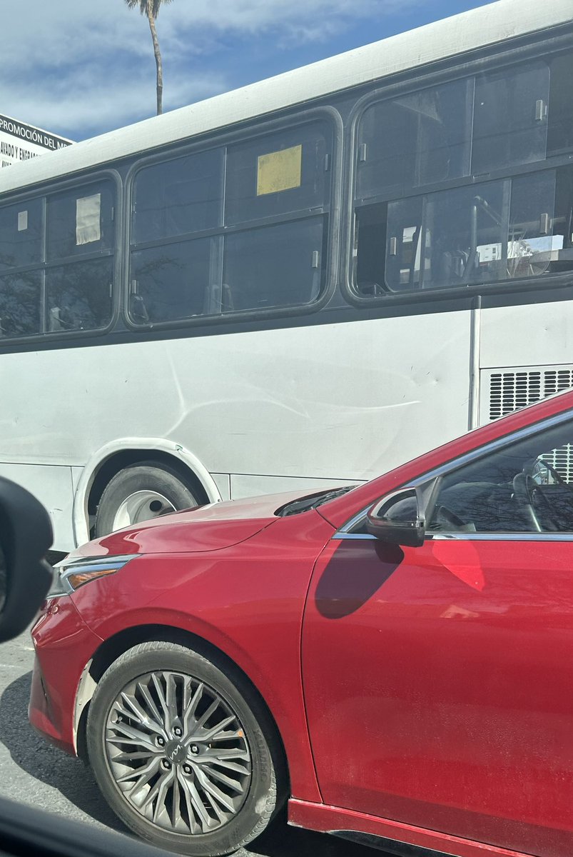 Accidente entre camión y automóvil sobre av. Venustiano Carranza, 2 carriles obstruido. Tener precaución tráfico lento. <a href="/Cicmty/">CIC</a> <a href="/MtyFollow/">MtyFollow®</a>