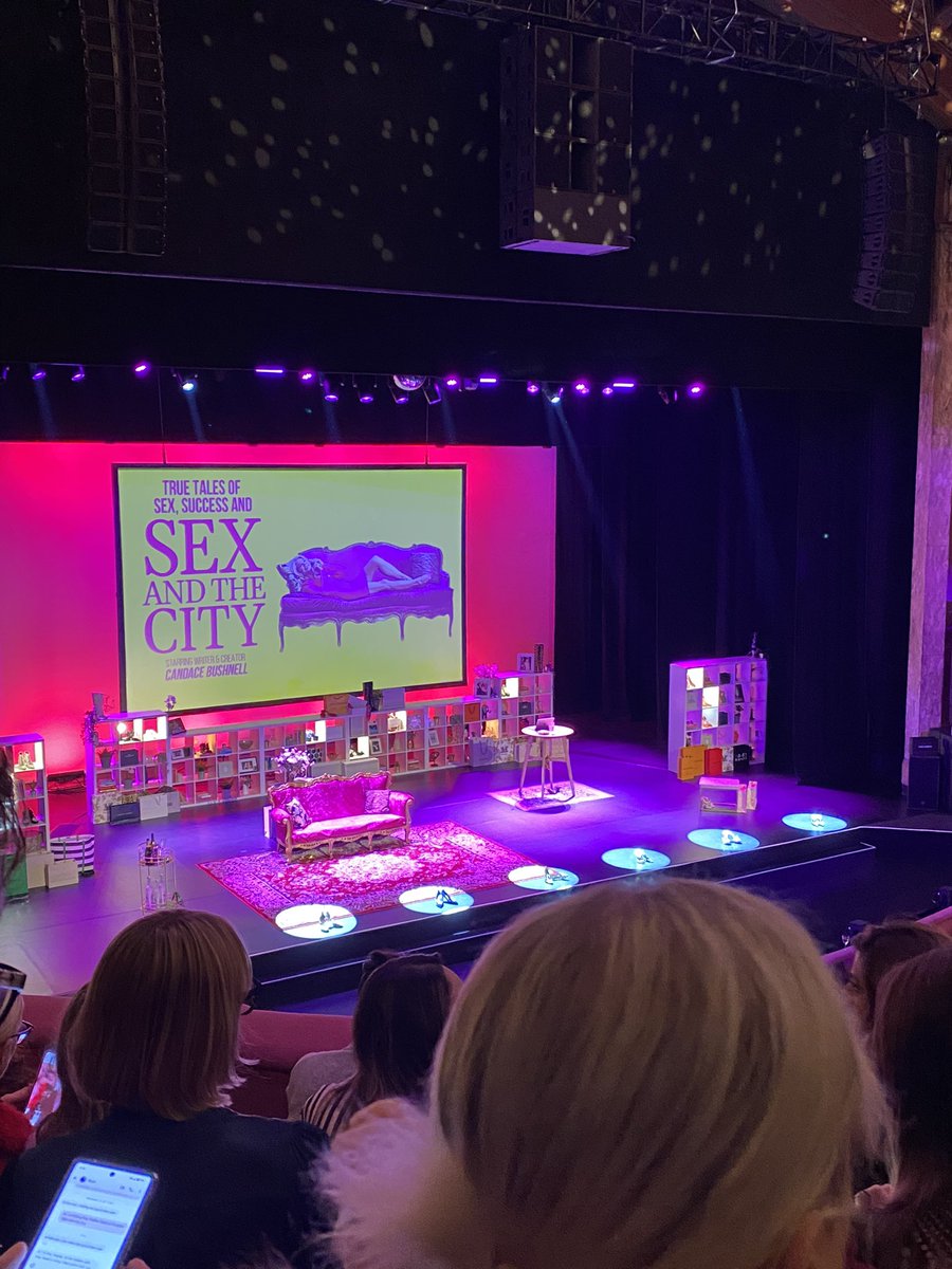 Pubblico glamour e sold out stasera al #Palladium di #Londra per lo show di #CandaceBushnell autrice di #SexandTheCity: lo avremo ospite a #Trieste il 23 febbraio!! @ComunediTrieste