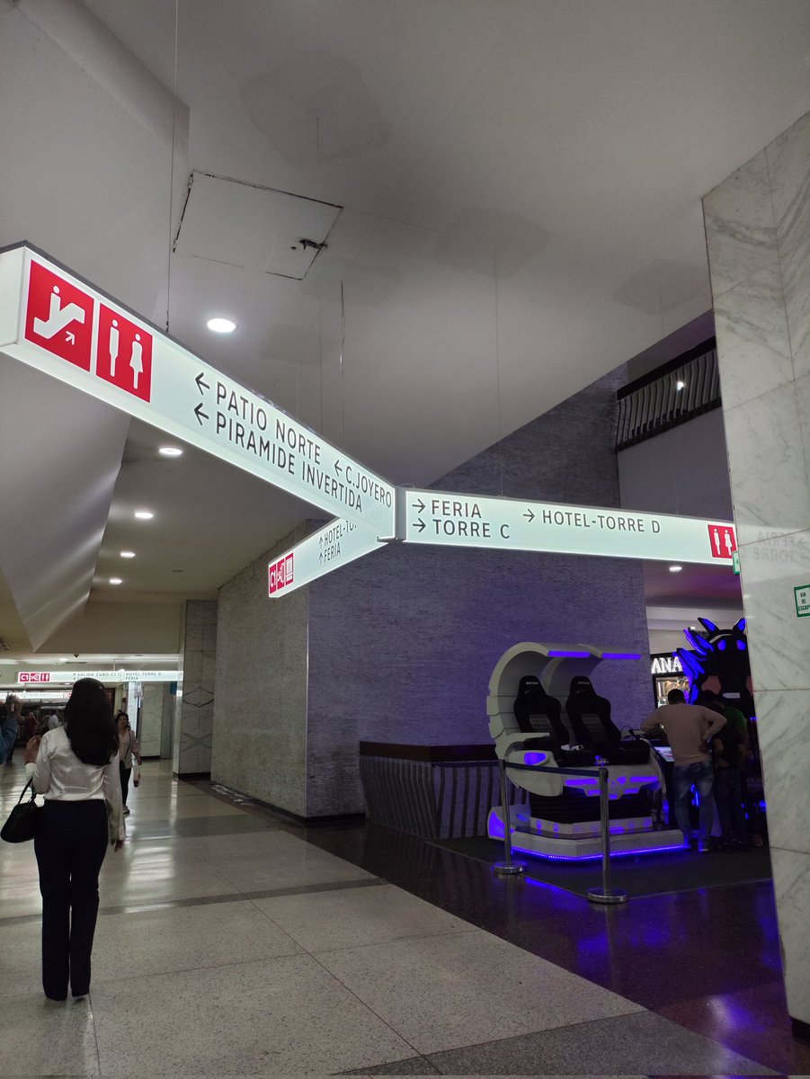 lauzam's tweet photo. Le han hecho tanta burla al CCCT que ahora todo el centro comercial está lleno de estos indicadores para que sepas dónde estás y no te pierdas. https://t.co/OBK7jBPMT5