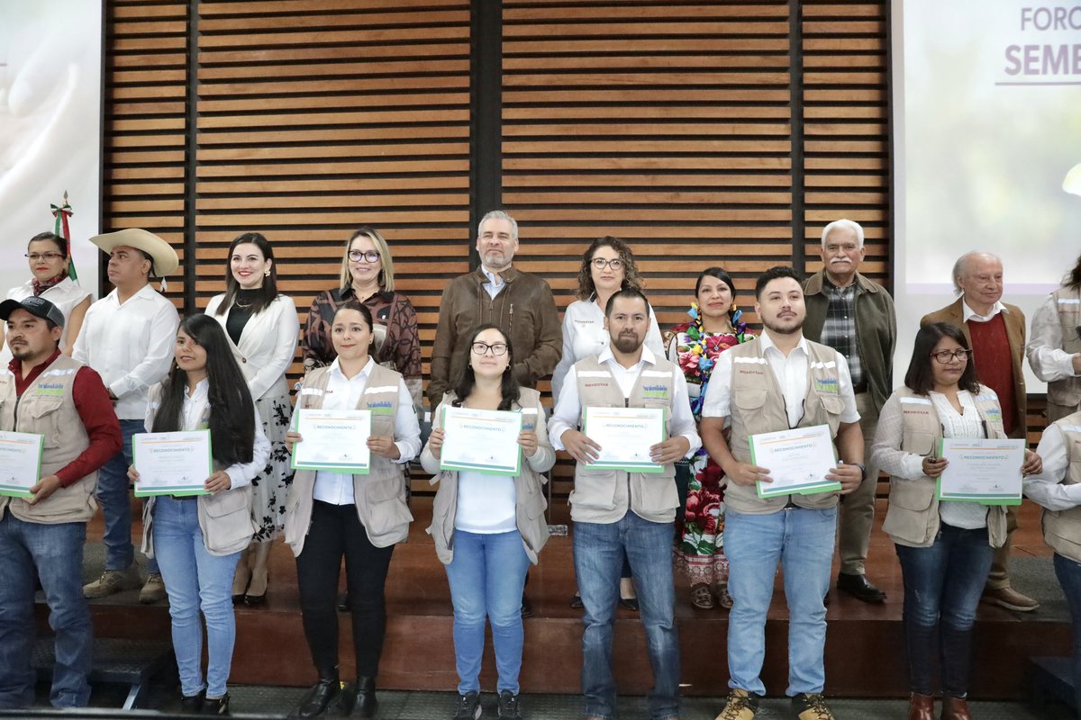 GobMichoacan's tweet photo. El gobernador @ARBedolla acudió al Foro de Resultados Sembrando Vida, el cual ha beneficiado a 12 mil sembradoras y sembradores de 30 municipios del estado, recuperando con ello el equilibrio ecológico de Michoacán. #HonestidadyTrabajo https://t.co/xmQMcEOkkc