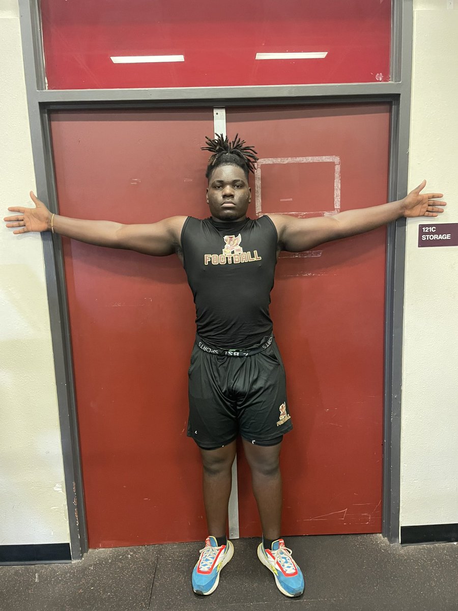 🚨 2026 DL/TE Delvontay (DJ) Hunter @Delvontay6 ➡️ 6’2” ; 260lbs ➡️ 2.5 GPA (⬆️ trend) ➡️ Squat 390; Bench 280 ➡️ Clean 225 ; Jerk 255 🎥: hudl.com/v/2MNchd Certified BALLER on both sides! Swiss Army knife (leading rusher/passer) as a Soph! HUGE things coming from DJ!!