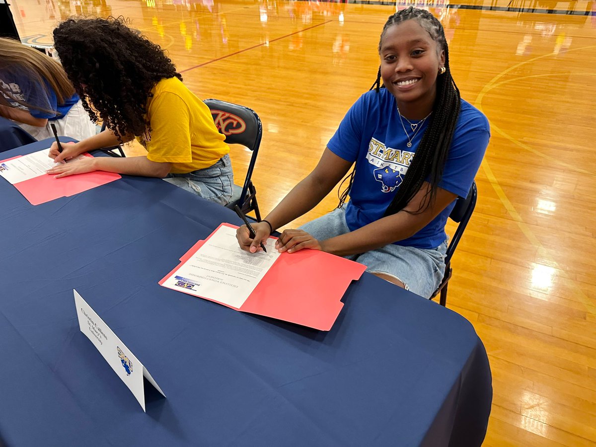 KC_WomensBball's tweet image. Congrats to @CallensChristin for signing to @StMUwbb today!👏👏 Tough, physical &amp;amp; aggressive player who just WORKS! We can’t wait to watch you compete on the next level after we finish business this season! 🤍

#TigerPride #FangsOut
