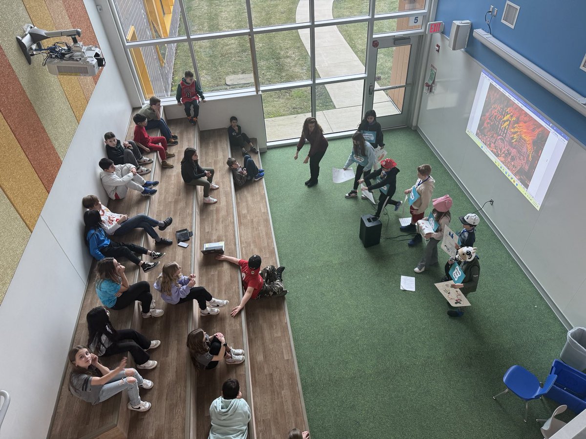 Exciting learning happening this afternoon on the Learning Stairs! I love seeing our flexible learning spaces being used by our innovative and creative teachers and students. ⁦@moreanoLZ95⁩ ⁦@katieedengler⁩ #Empower95