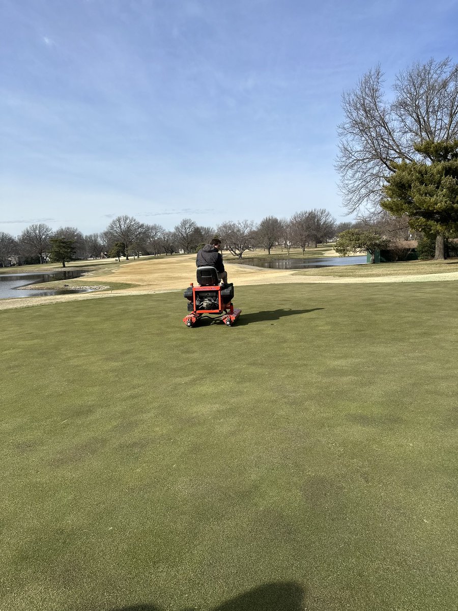 dwerries23's tweet image. First mow and roll of 2024! @CCofLeawood #TweetforMembers