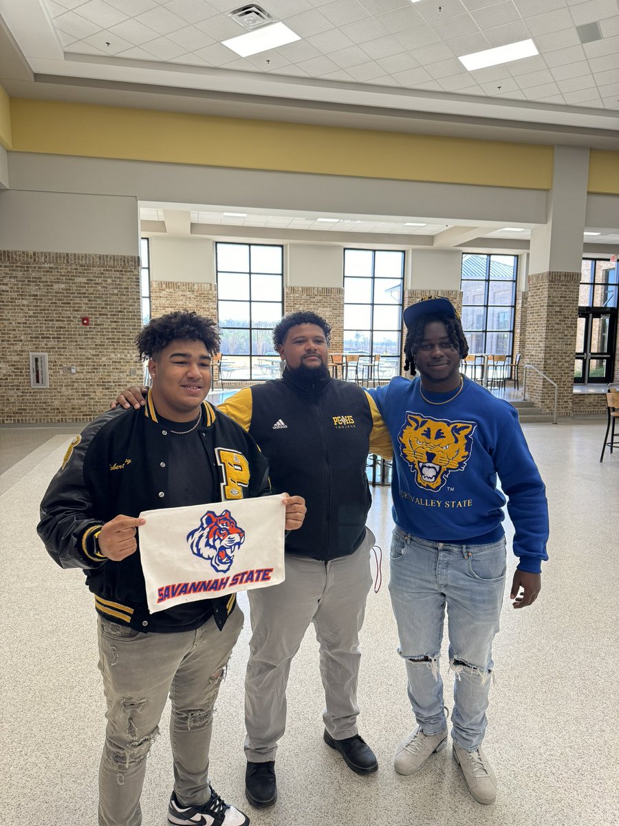 COACH_CARTi's tweet photo. #streakcontinues

Proud of these two. Day in day out, 7 days a week, they committed to doing the hard things. 
@BroderickH24 @_99reasons https://t.co/3j3R9Gsofa