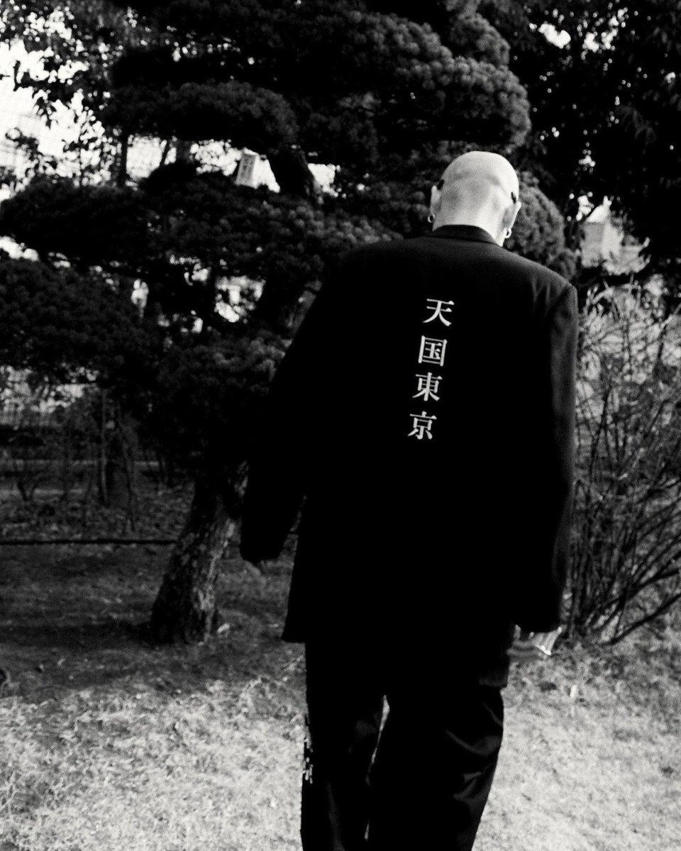 ワイルドサイド ヨウジヤマモトとワコマリアが初コラボ、「天国東京」の刺繍をあしらったジャケット＆パンツを発売。 fashionsnap.com/article/2024-0…