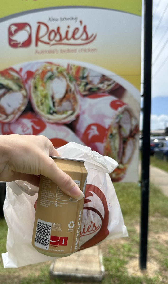 2ooga_ooga's tweet photo. Yesterday = laughing with a side of Rosie’s burger n Vanilla Coke https://t.co/wp76CutRJQ