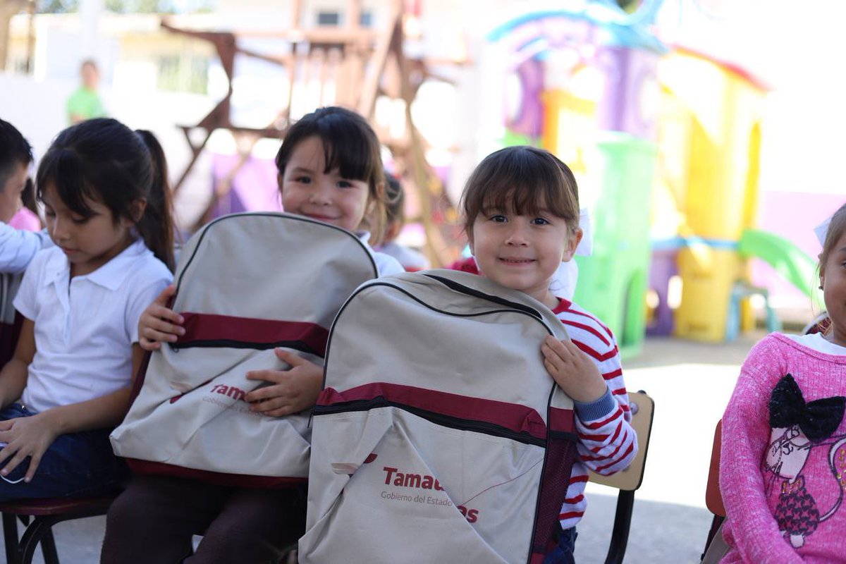 DifAltamira4T's tweet photo. Esta mañana nuestra presidenta @RossyLuque4T visitó el CAIC CRI CRI, donde realizó la entrega de mochilas equipadas con útiles escolares y lapicera a 45 pequeños por parte de la Secretaría de Educación de Tamaulipas.🎒��🏻🧒🏻✨ https://t.co/ecQoJKThiN