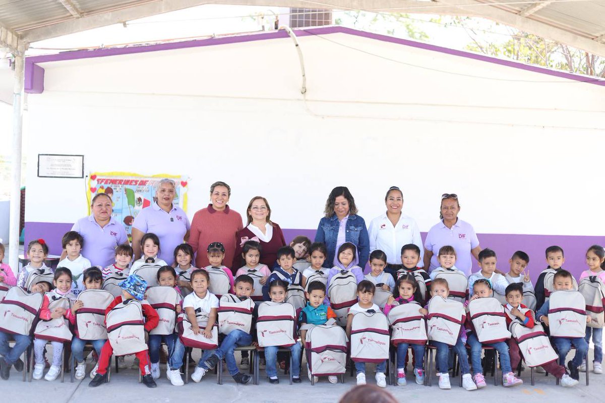 DifAltamira4T's tweet photo. Esta mañana nuestra presidenta @RossyLuque4T visitó el CAIC CRI CRI, donde realizó la entrega de mochilas equipadas con útiles escolares y lapicera a 45 pequeños por parte de la Secretaría de Educación de Tamaulipas.🎒��🏻🧒🏻✨ https://t.co/ecQoJKThiN